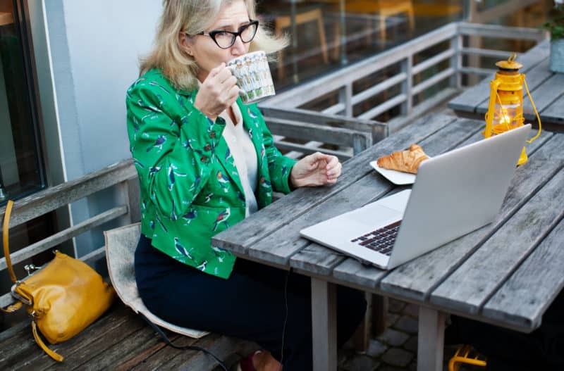 Woman sitting on a Heather at a cafe