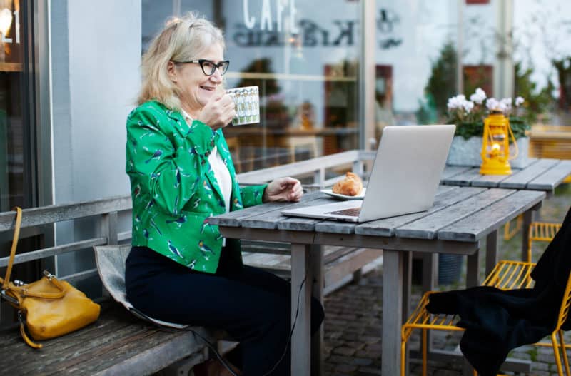 Woman sitting on a Heather at a cafe