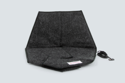 Heated pad Heather in black with a gray background