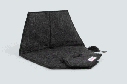 Heated pad Heather in black with a gray background