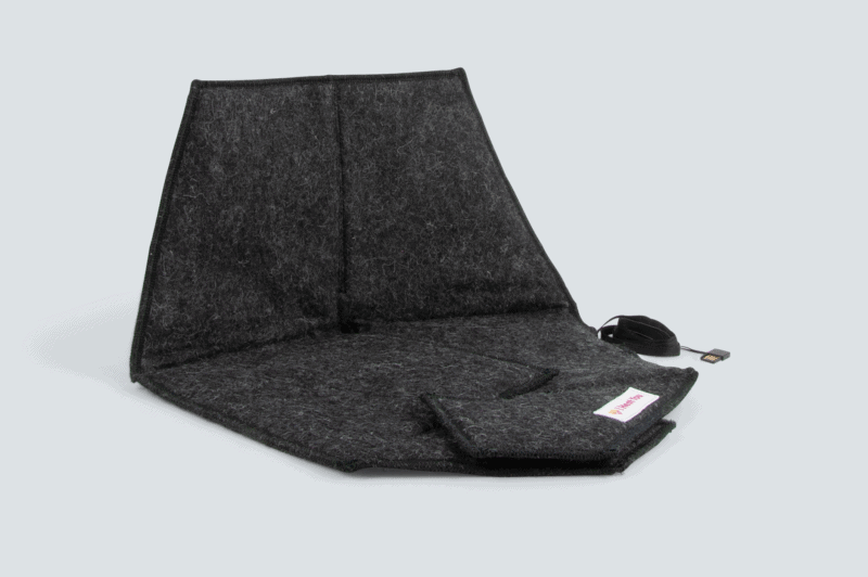 Heated pad Heather in black with a gray background