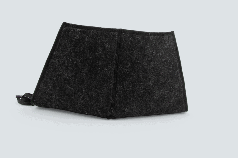 Heated pad Heather in black with a gray background