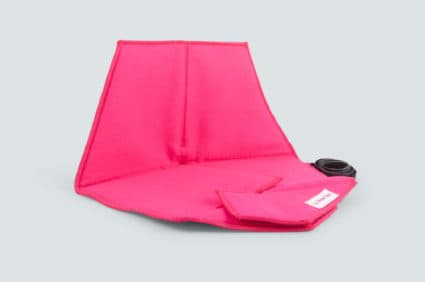 The heated pad Heather in the color pink with a gray background.