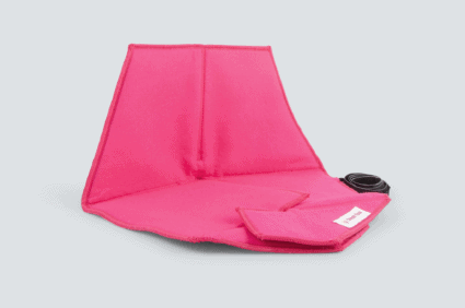 Heated pad Heather in pink with a gray background