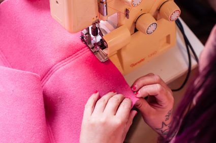 Detaljbild på hur en Heather i färgen pink sys på maskin.