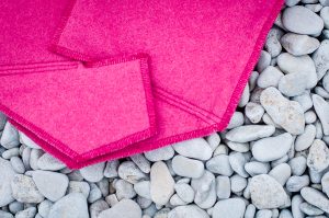 Detaljbild av sömmar på sittdynan Heather i färgen lollypop pink.