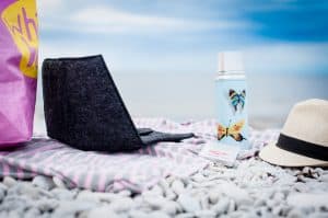 The heated pad Heather in Salty Licorice on a beach on Fårö.