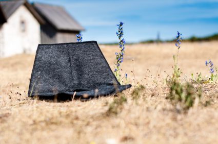 Sittdynan Heather i färgen salty licorice vid ett fiskeläge på Fårö.