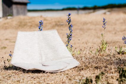 Sittdynan Heather i färgen toffee vid ett fiskeläge på Fårö.