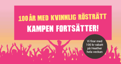 Folkhav där en person håller i ett plakat med texten "100 år med kvinnlig rösträtt. Kampen fortsätter" och en mörkgrå cirkel med texten "Vi firar med 100 kr rabatt på Heather hela veckan"